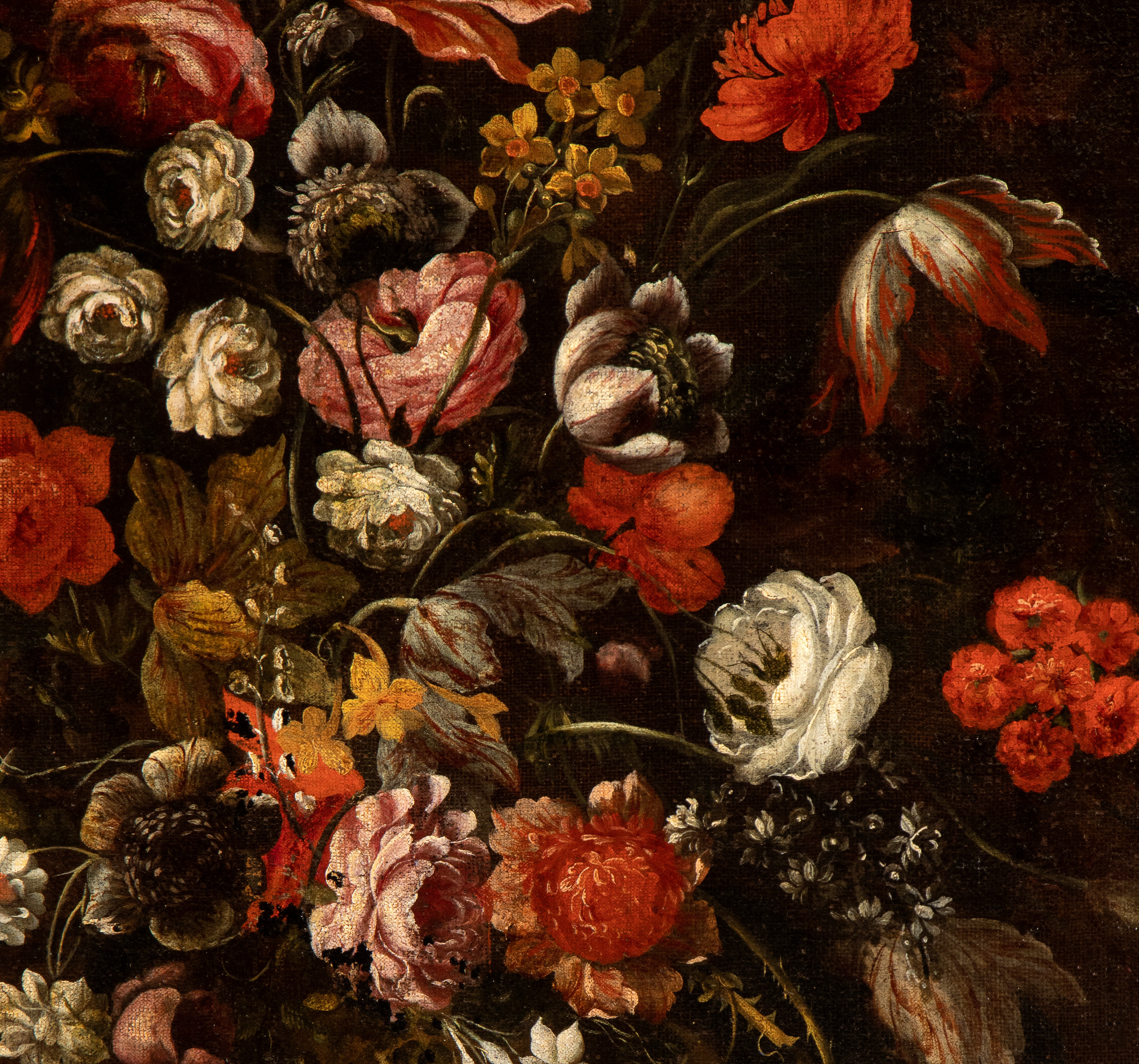 Coppia di grandi nature morte con bouquet di fiori in vasi di metallo istoriati