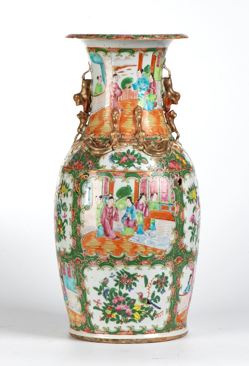 Vaso a balaustro decorato a smalti “famille rose”