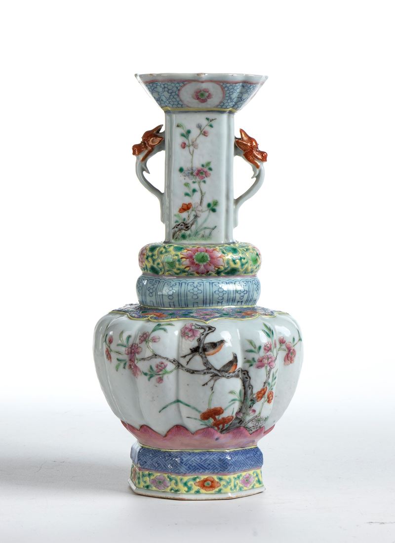 Vaso a balaustro di forma insolita e bordo superiore polilobato