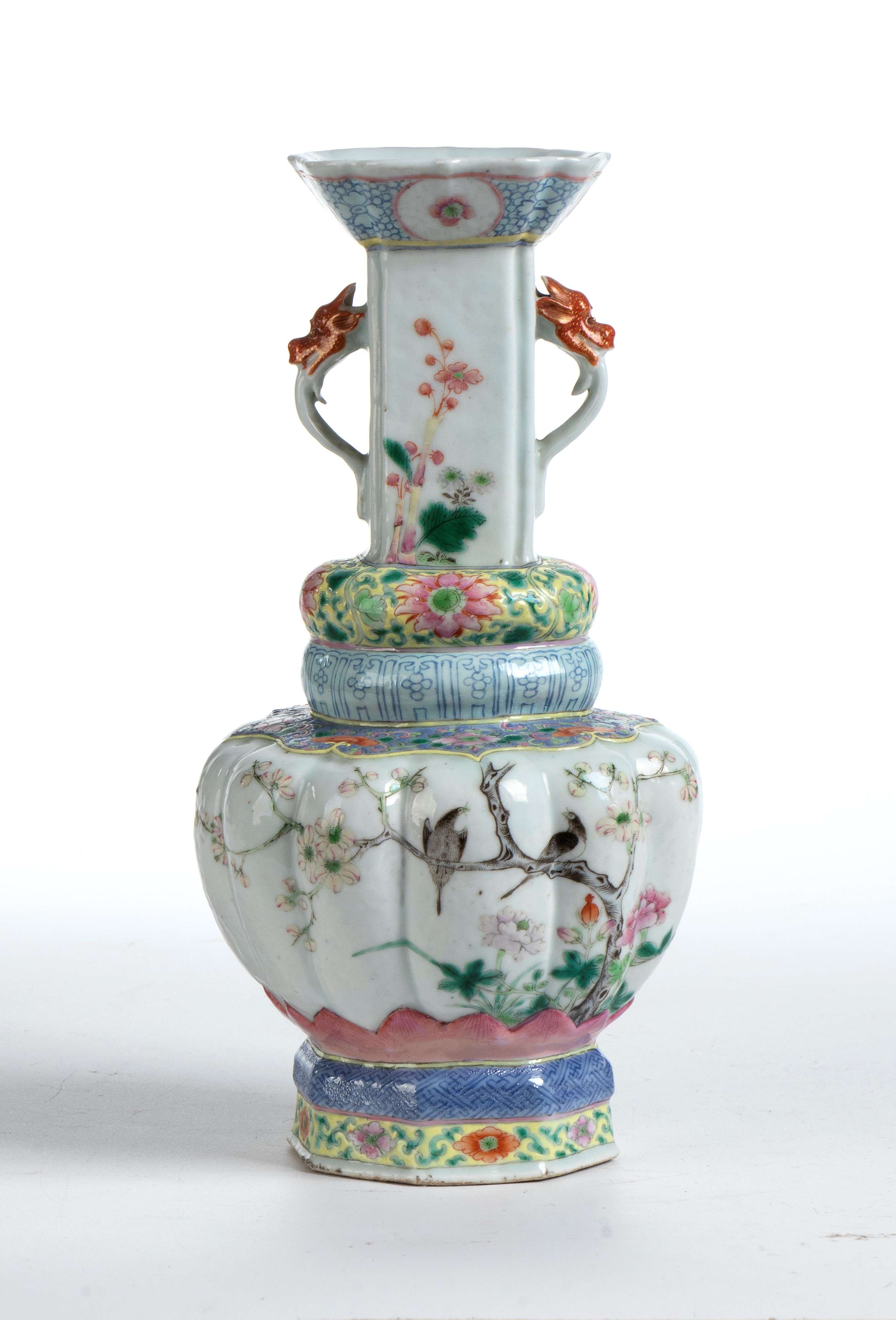 Vaso a balaustro di forma insolita e bordo superiore polilobato