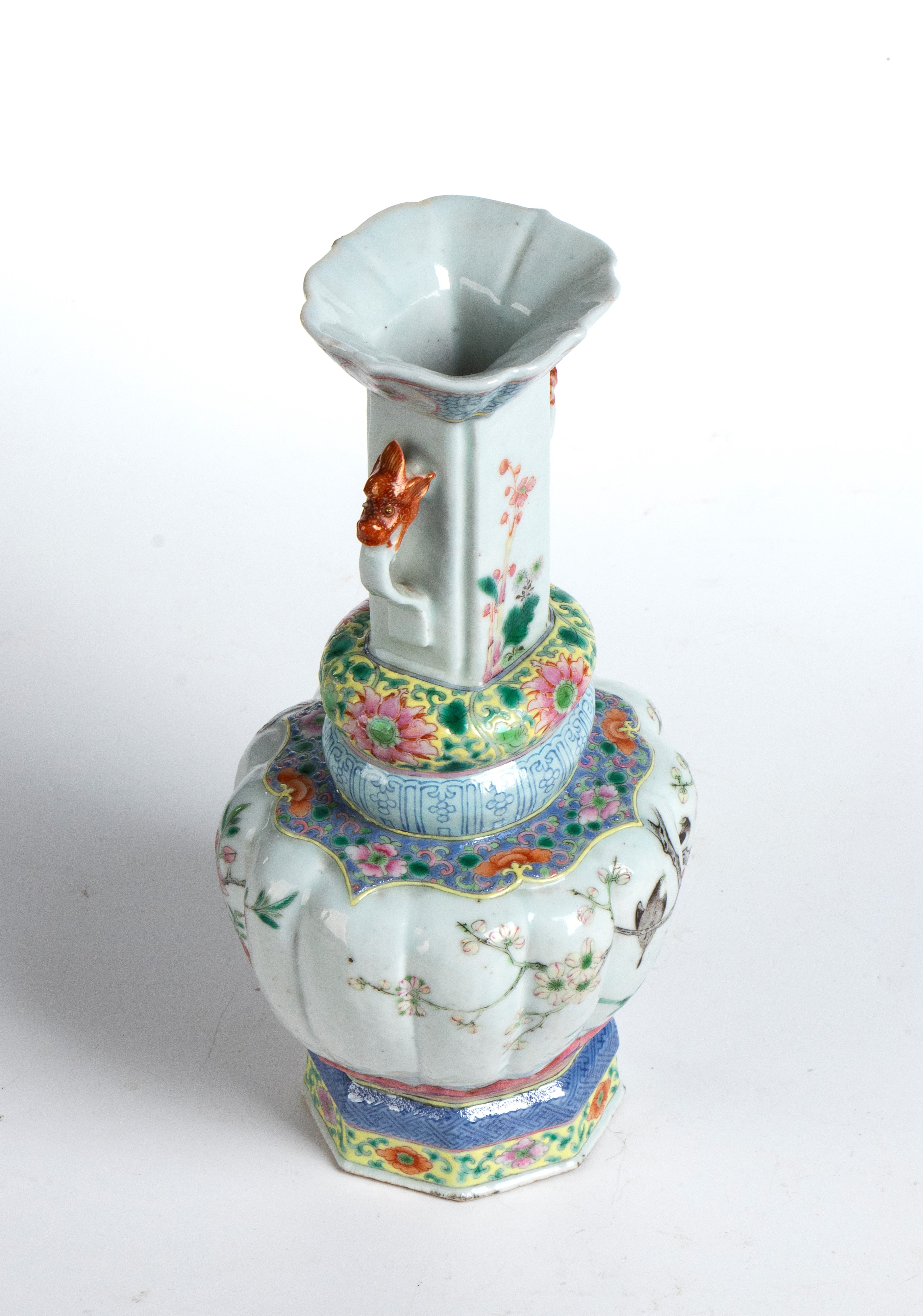 Vaso a balaustro di forma insolita e bordo superiore polilobato