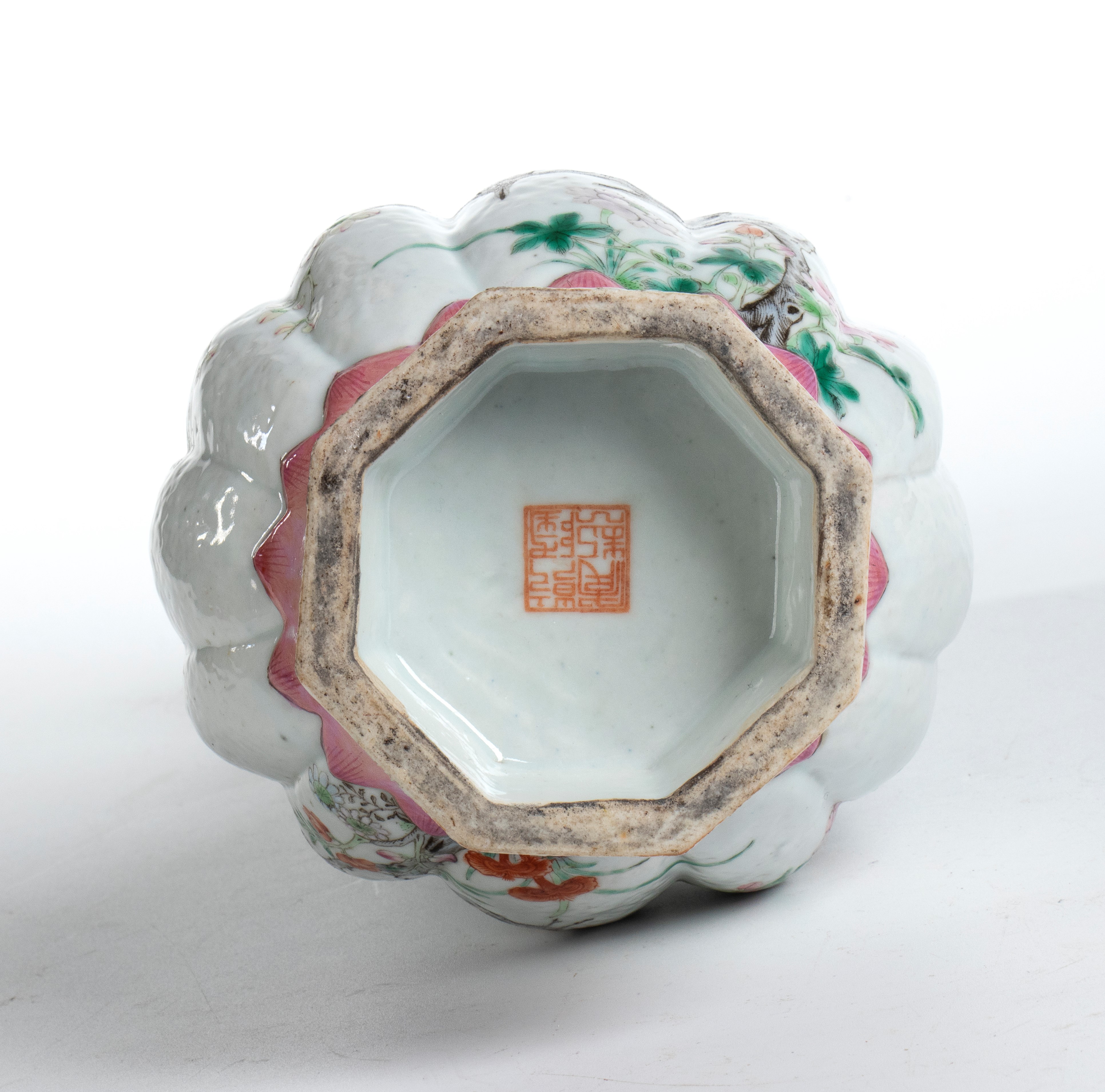 Vaso a balaustro di forma insolita e bordo superiore polilobato