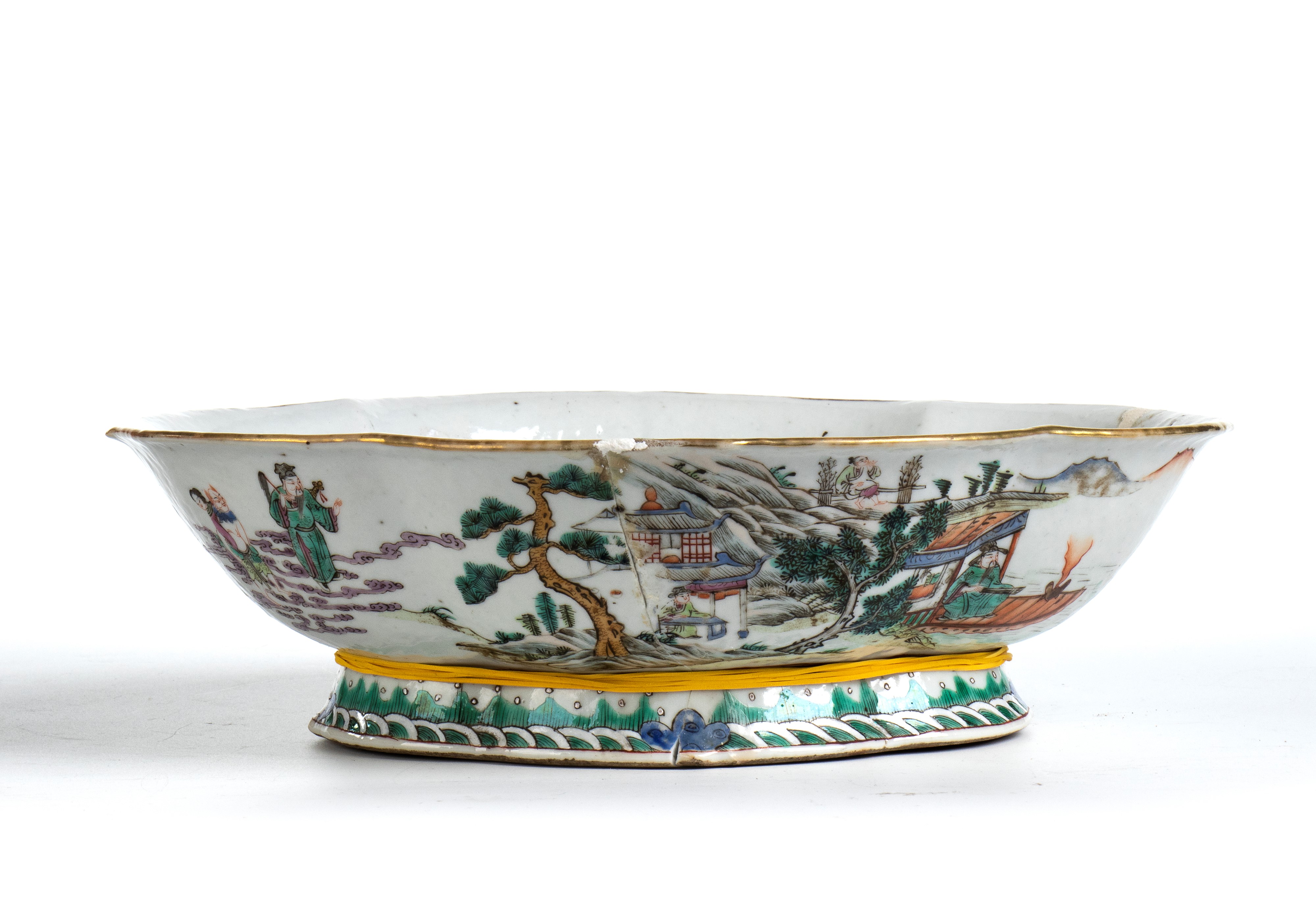 Alzata polilobata in porcellana