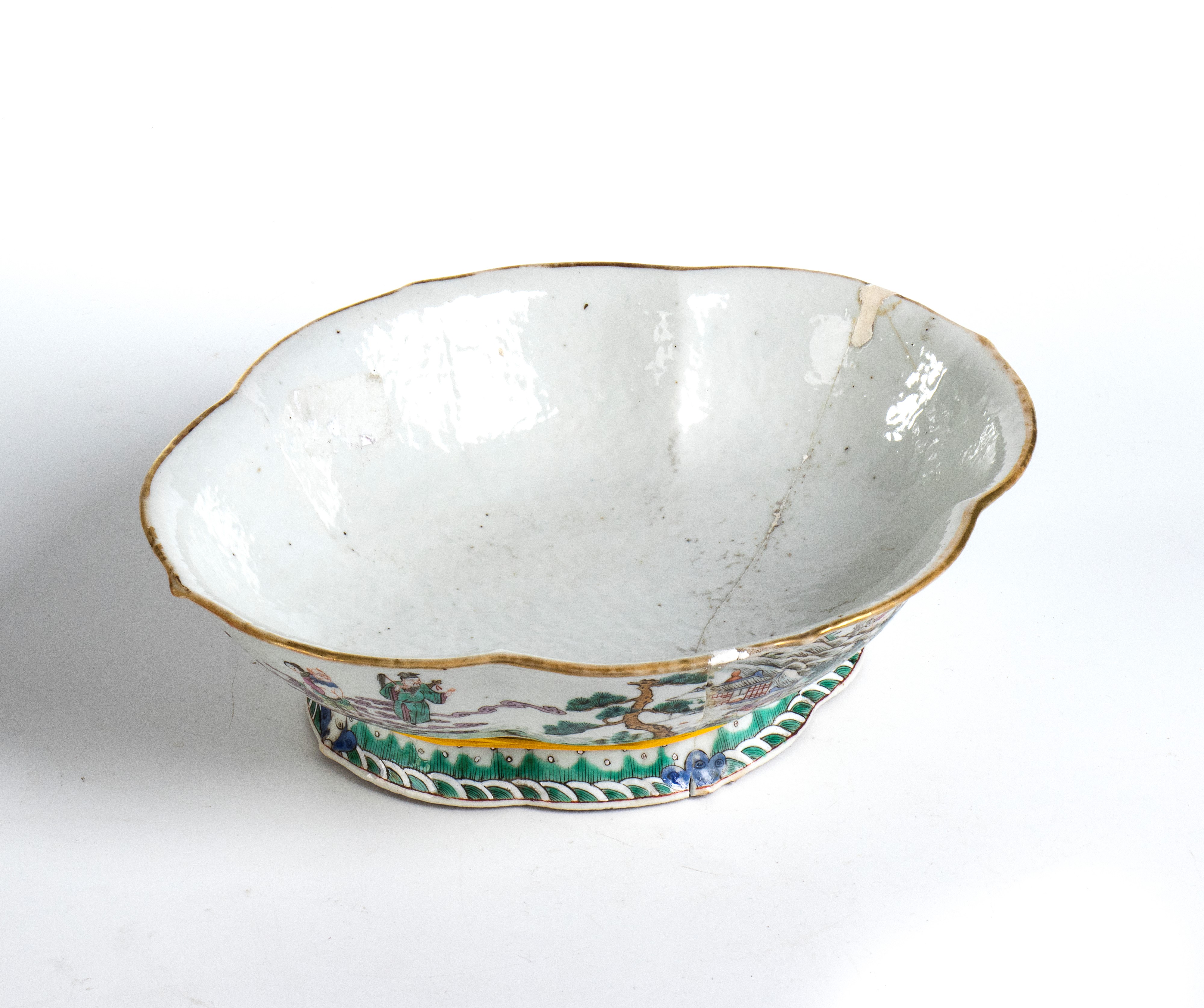 Alzata polilobata in porcellana