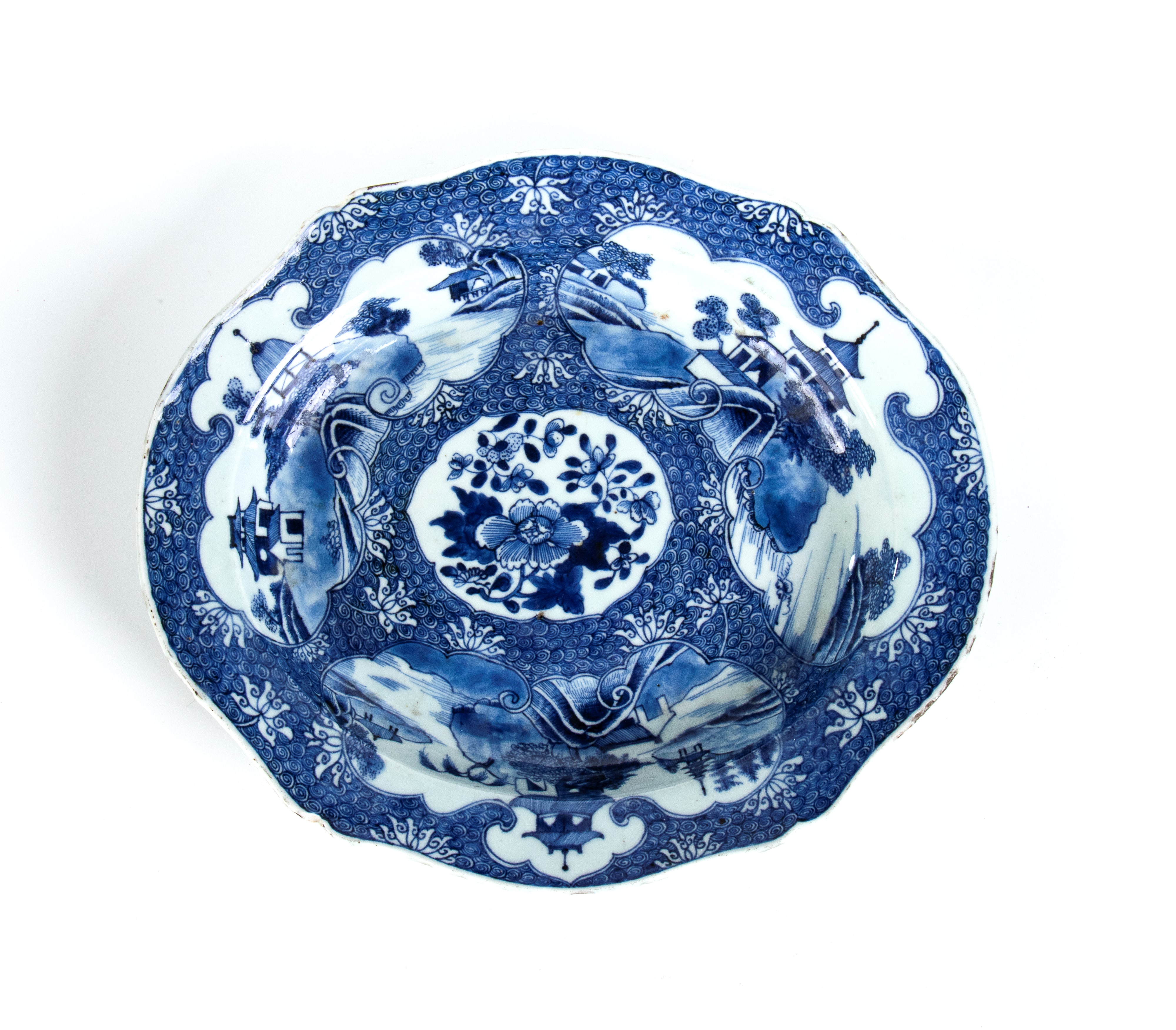 Zuppiera in porcellana con coperchio e piatto da portata