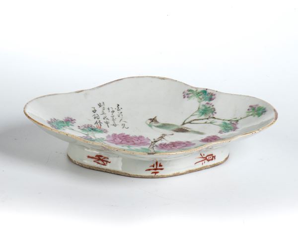 Piatto polilobato decorato a smalti “Qianjiangcai”
