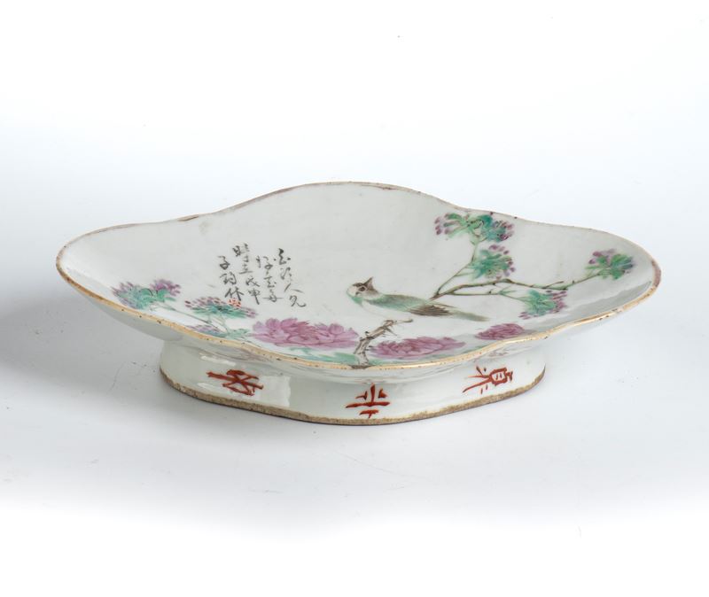 Piatto polilobato decorato a smalti “Qianjiangcai”