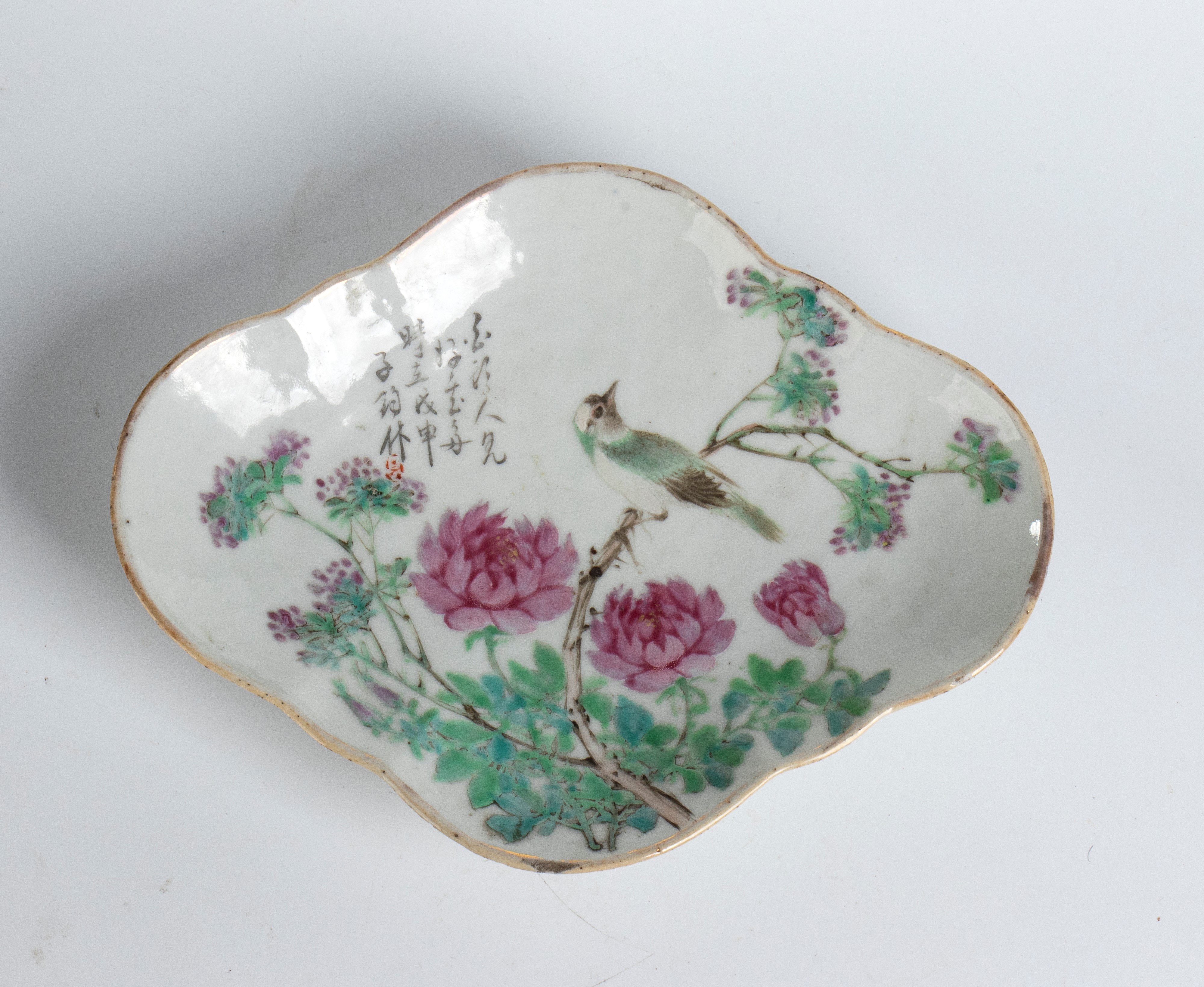 Piatto polilobato decorato a smalti “Qianjiangcai”