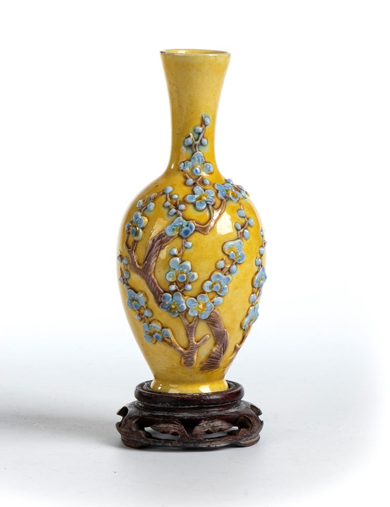 Vaso decorato in rilievo