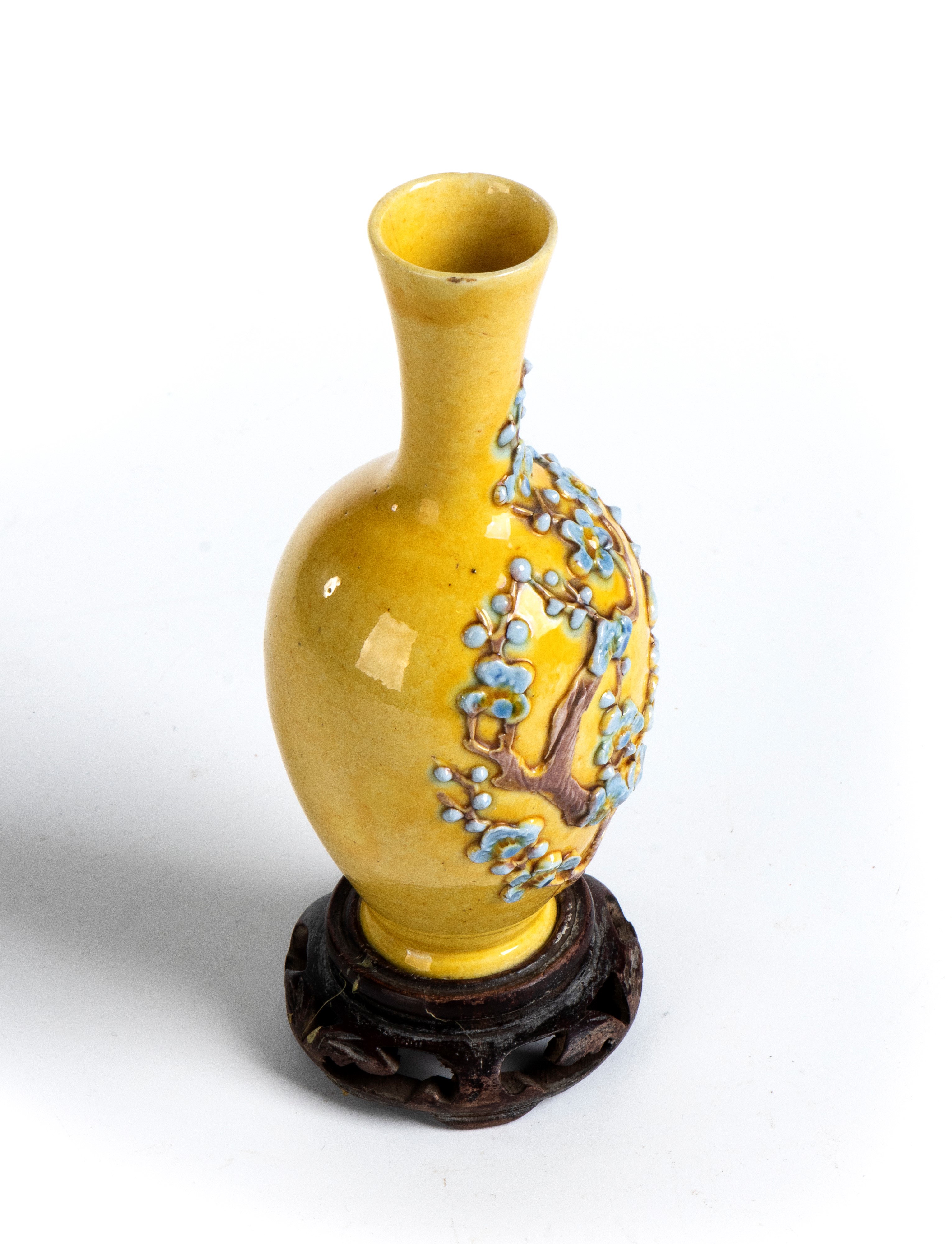 Vaso decorato in rilievo