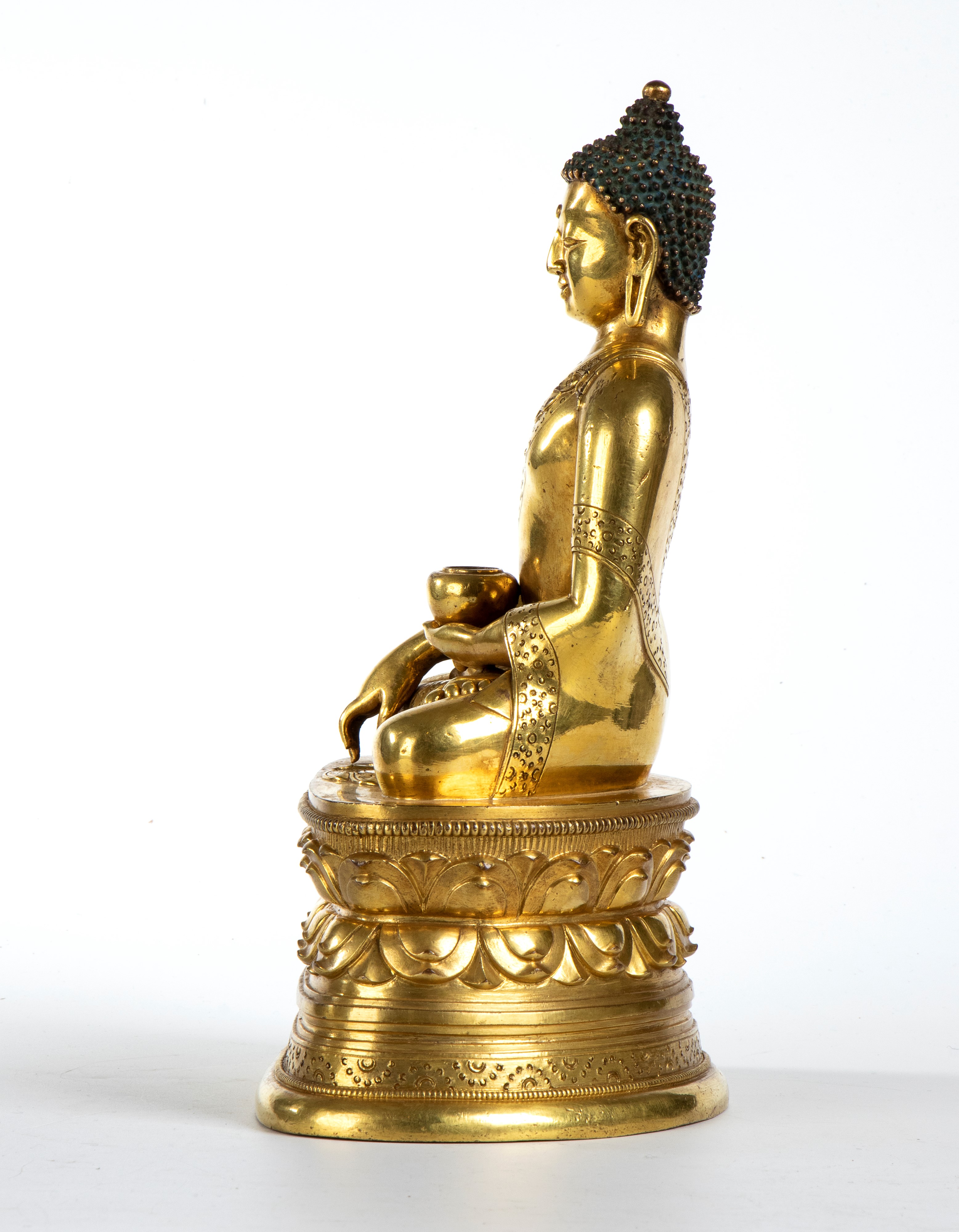 Figura di Buddha in bronzo dorato
