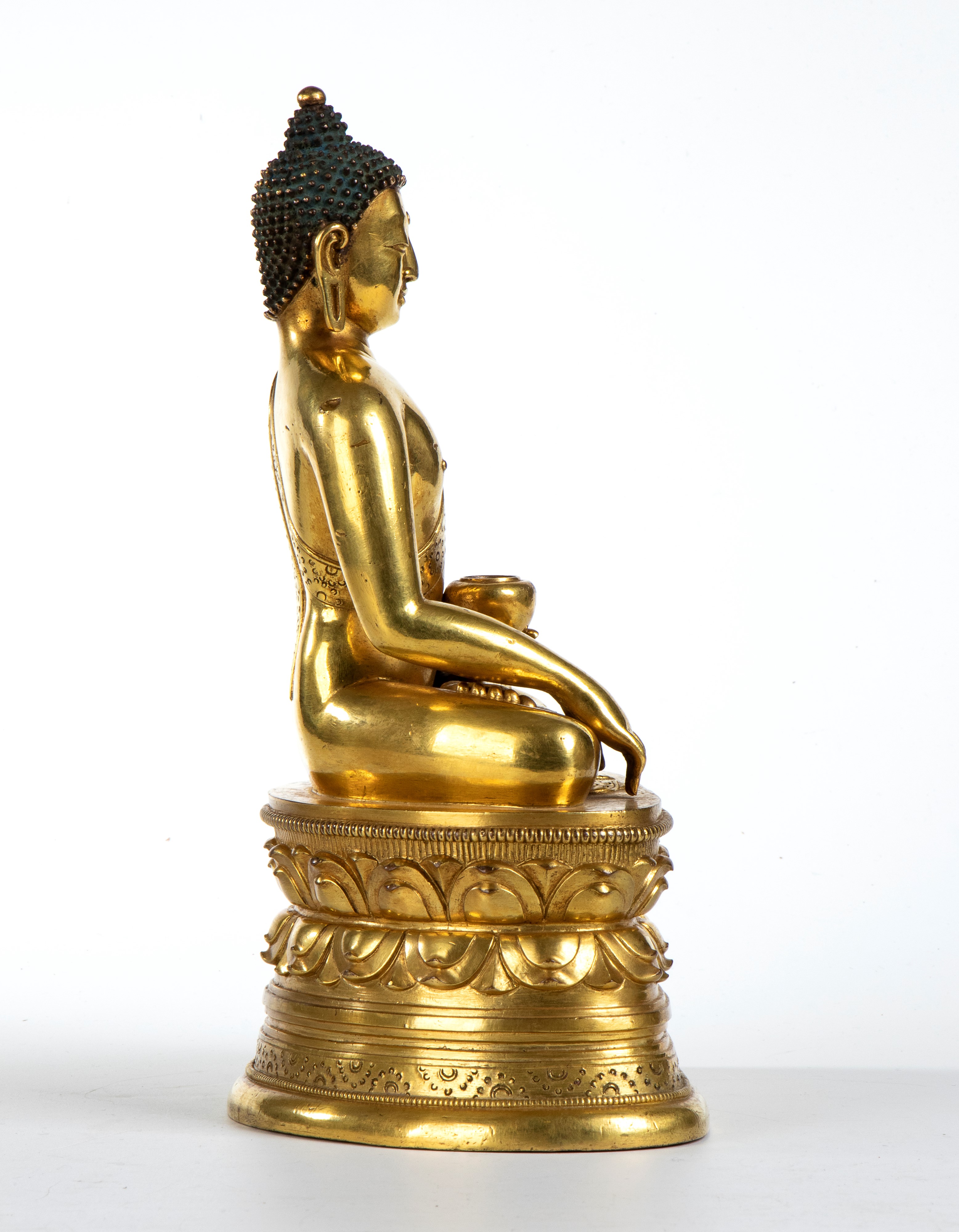 Figura di Buddha in bronzo dorato