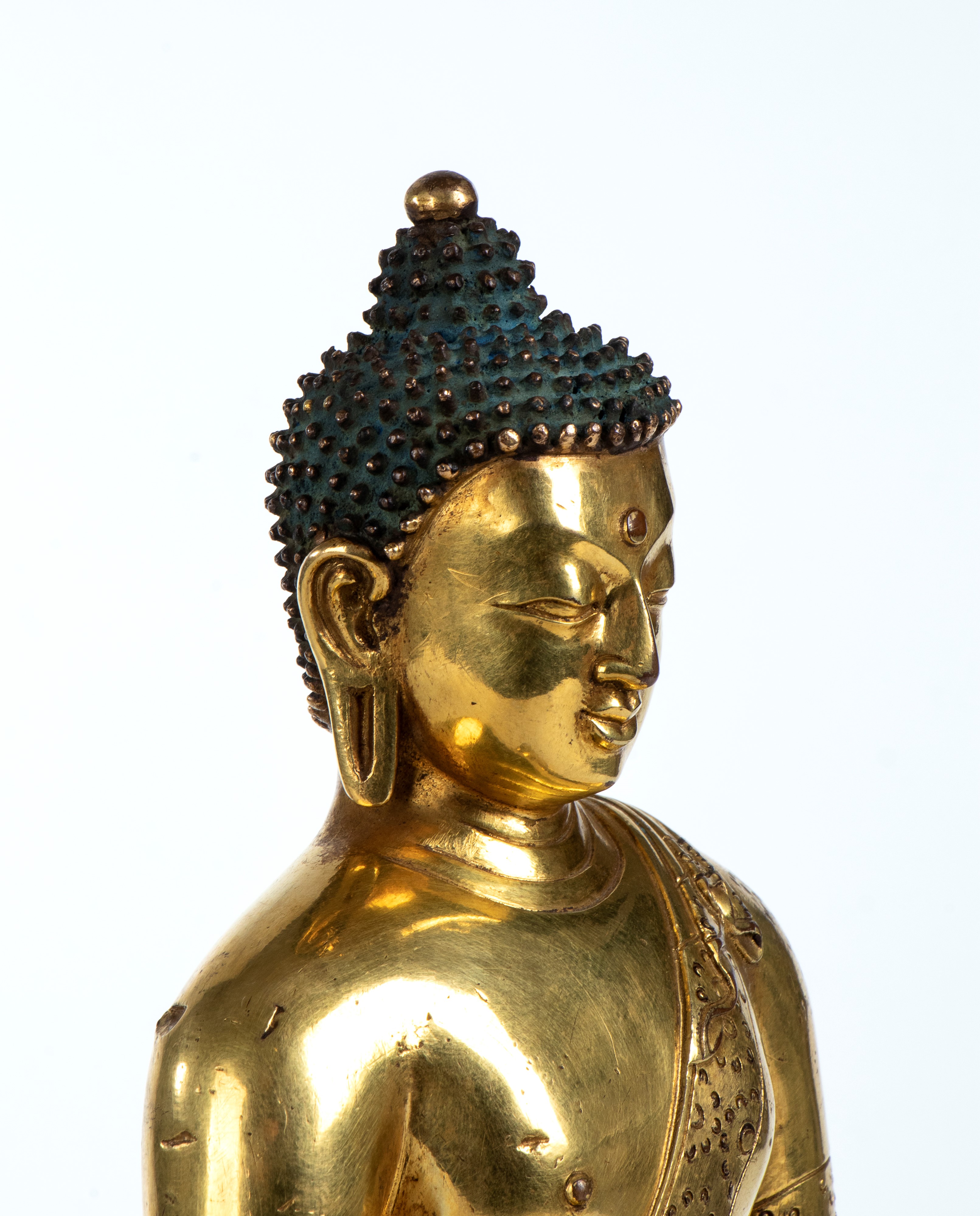 Figura di Buddha in bronzo dorato