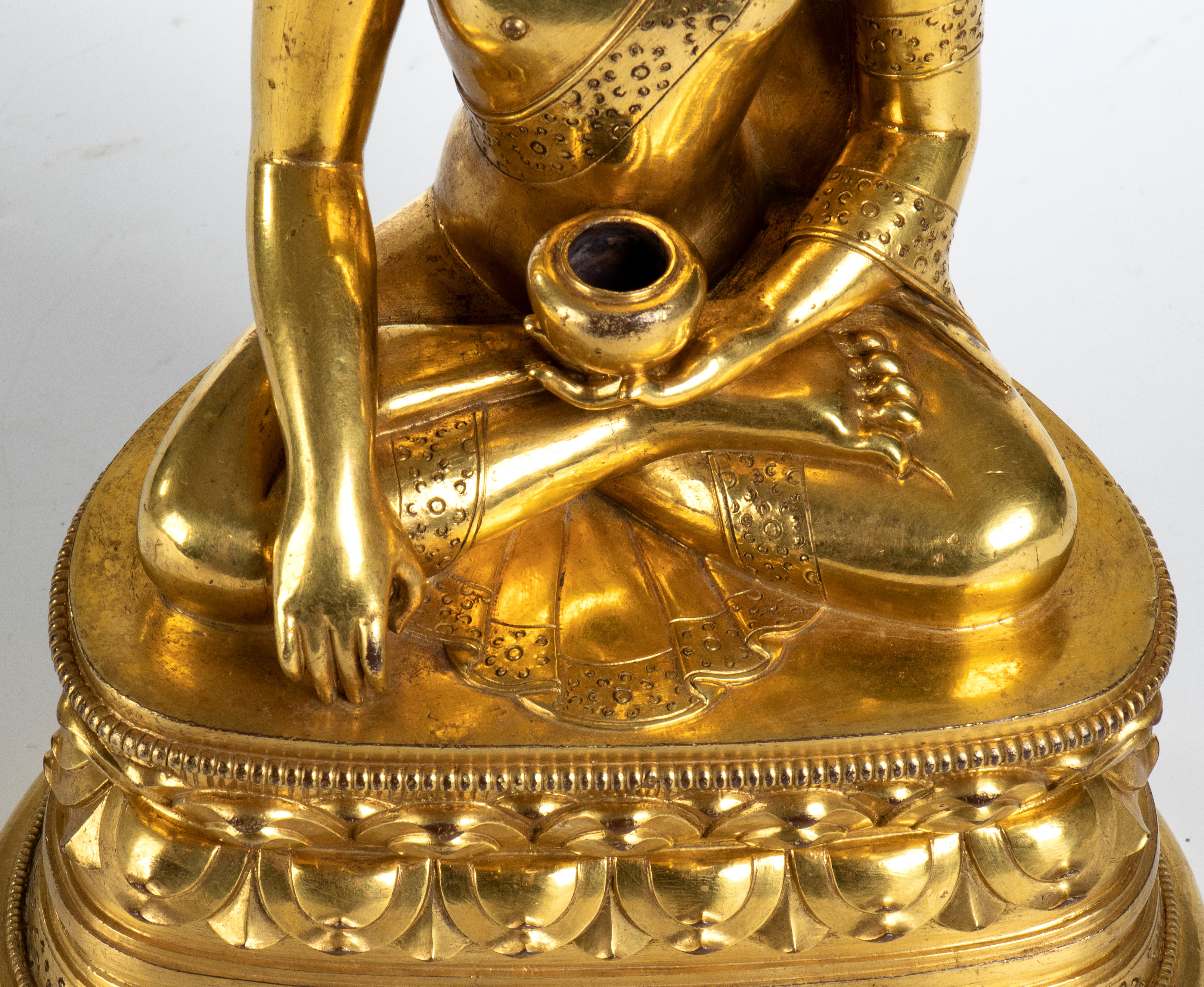 Figura di Buddha in bronzo dorato