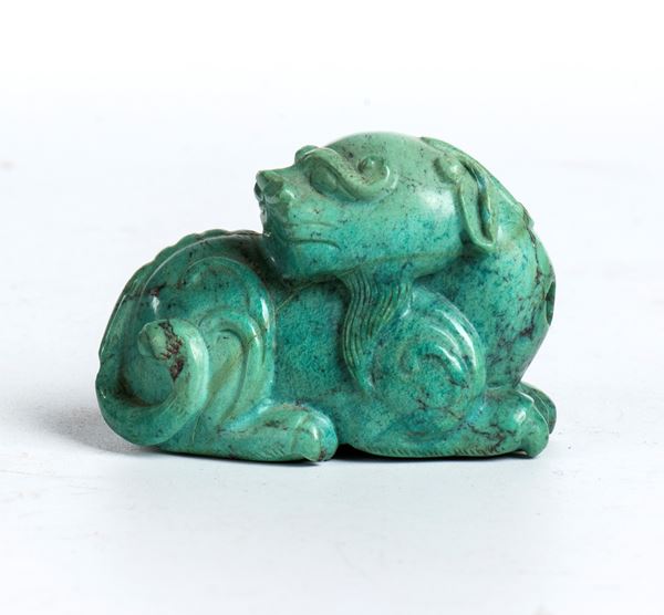 Figura in turchese scolpita in forma di leone accovacciato