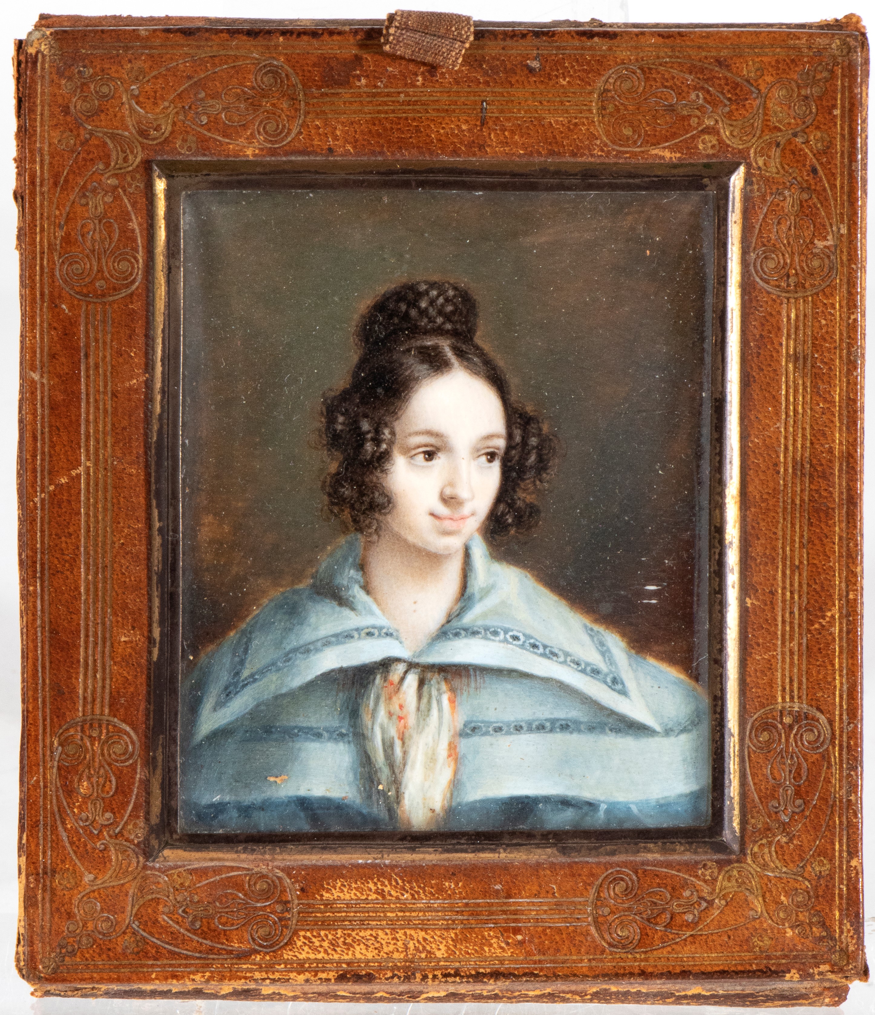 Artista Inglese, XIX Secolo - Ritratto di dama con ampia camicia azzurra, olio su cartoncino