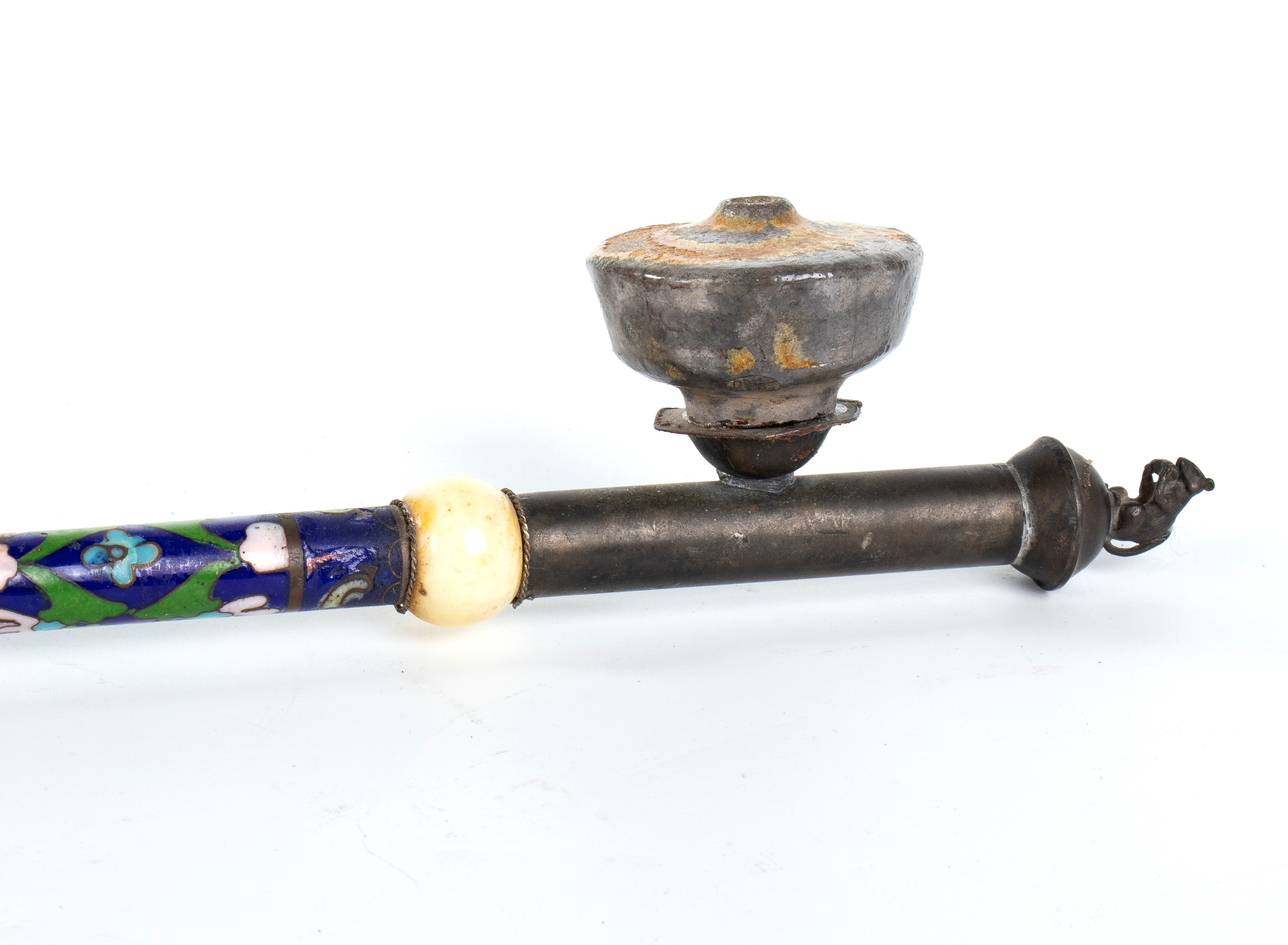 Tre pipe da oppio e bilancia da oppio