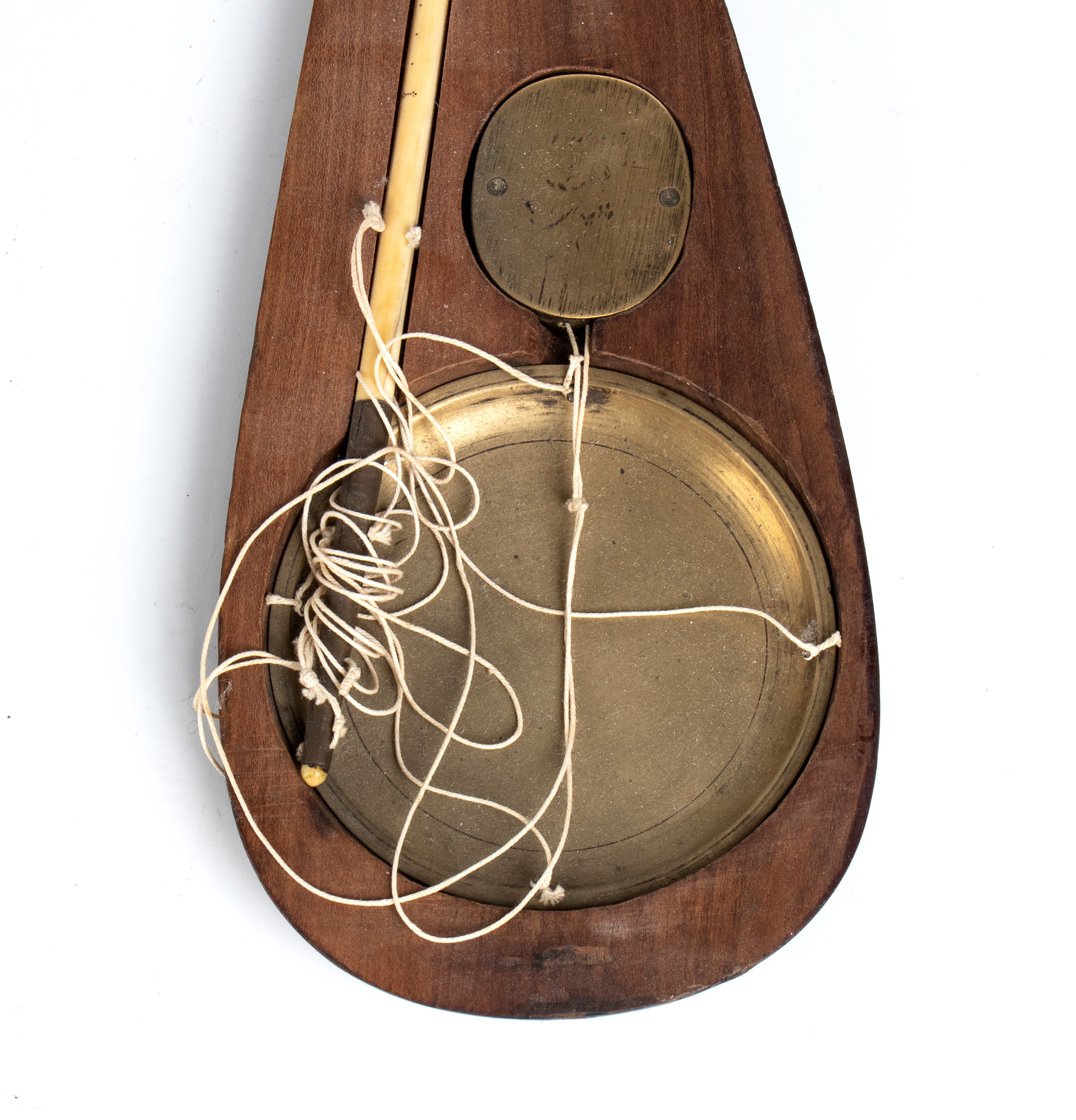 Tre pipe da oppio e bilancia da oppio