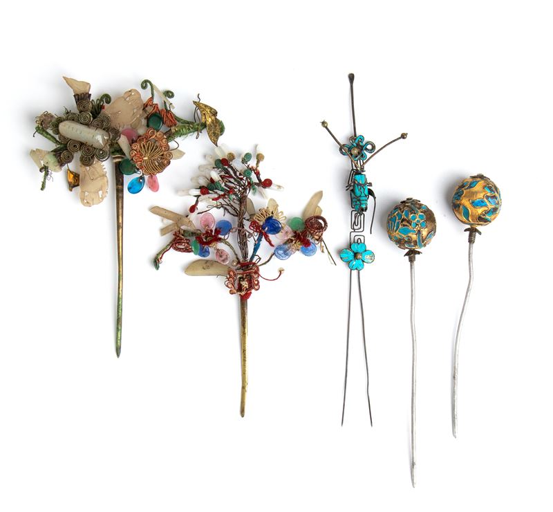 Lotto di cinque spilloni per capelli