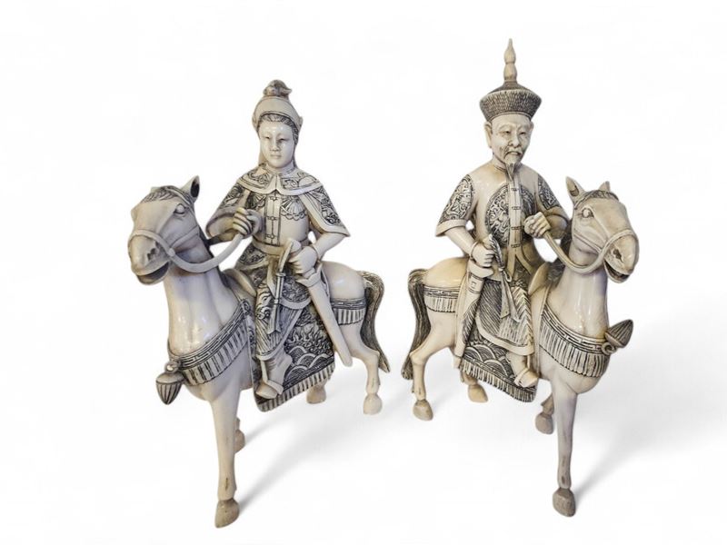 Coppia di sculture cinesi, avorio di elefante, Imperatore e Imperatrice a cavallo (inizio XX seco...