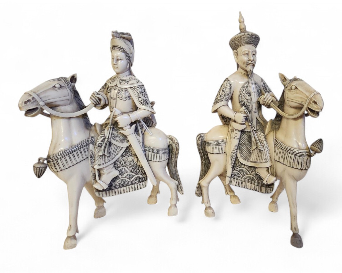 Coppia di sculture cinesi, avorio di elefante, Imperatore e Imperatrice a cavallo (inizio XX seco...
