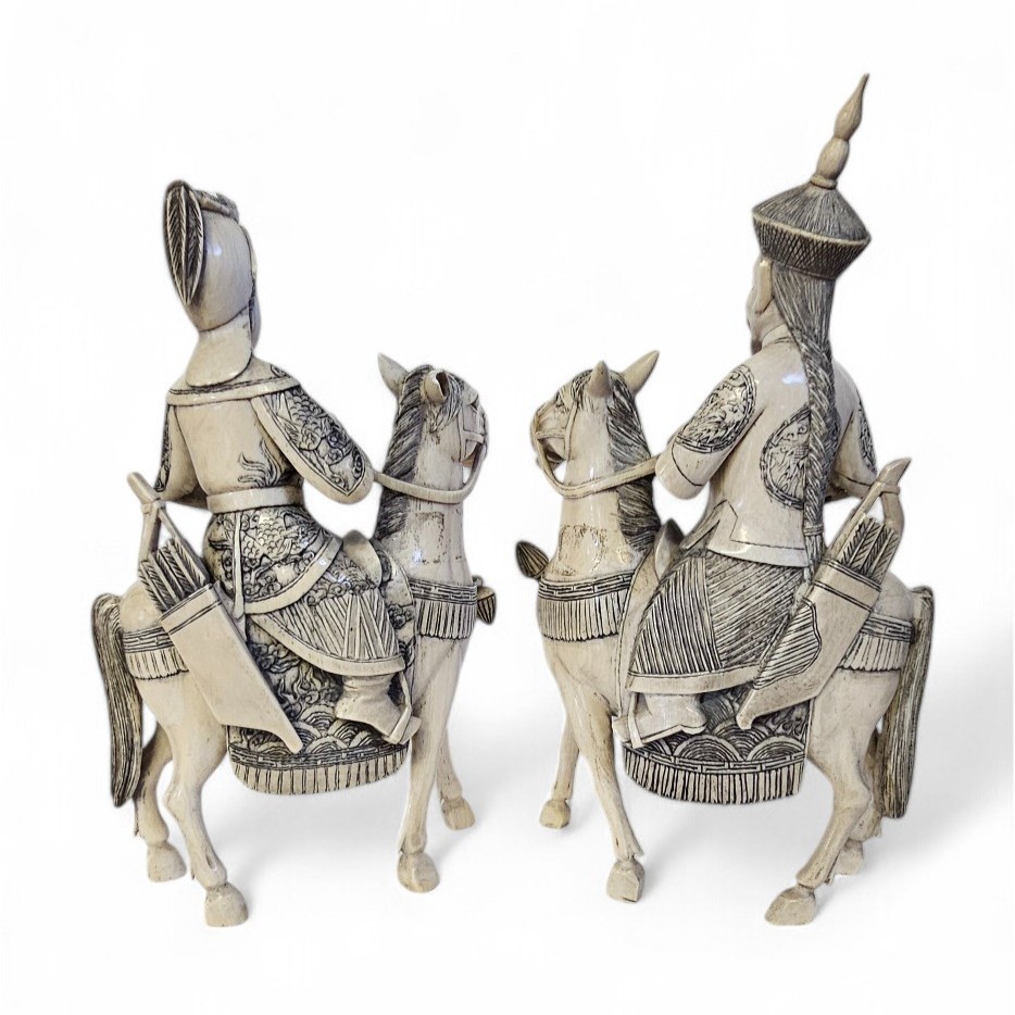Coppia di sculture cinesi, avorio di elefante, Imperatore e Imperatrice a cavallo (inizio XX seco...