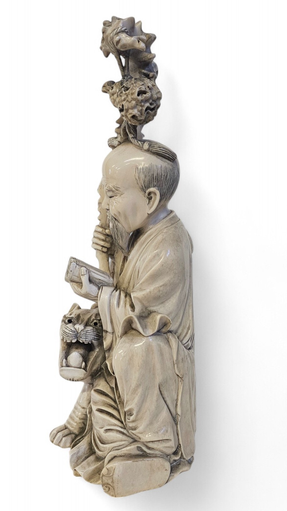 Scultura cinese, raffigurazione di anziano saggio in avorio (dinastia Qing, fine XIX secolo)
