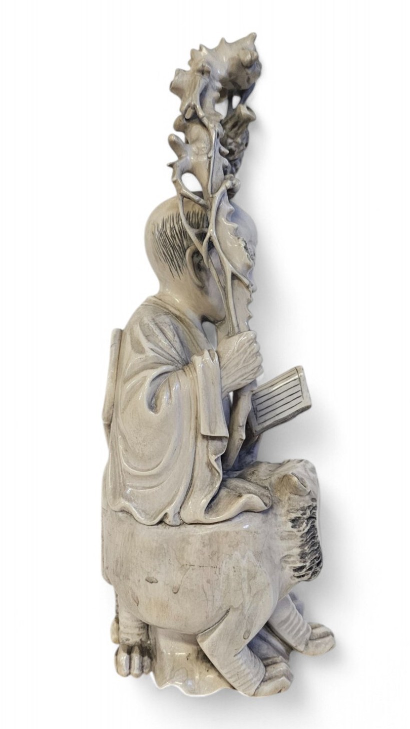 Scultura cinese, raffigurazione di anziano saggio in avorio (dinastia Qing, fine XIX secolo)