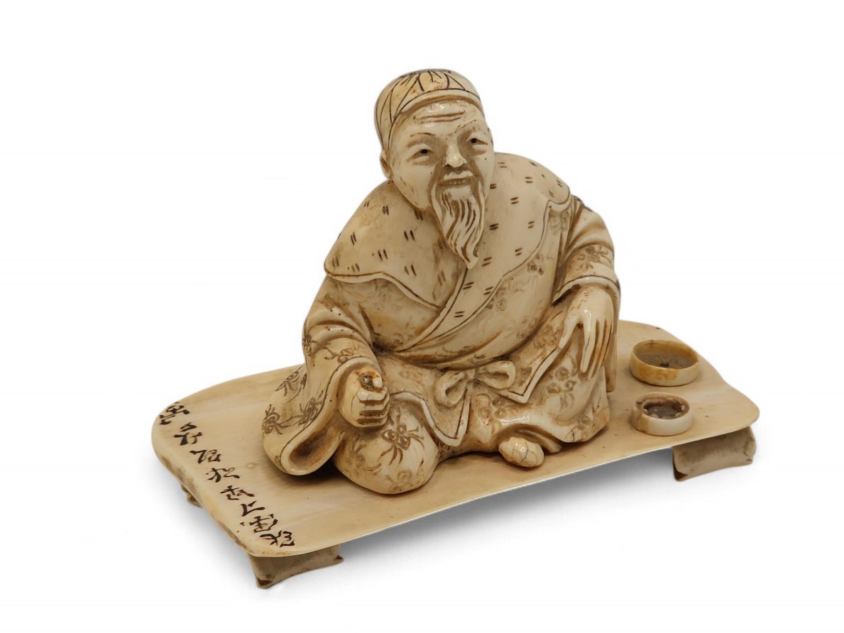 Dinastia Qing, Scultura cinese in avorio di elefante raffigurante personaggio maschile anziano