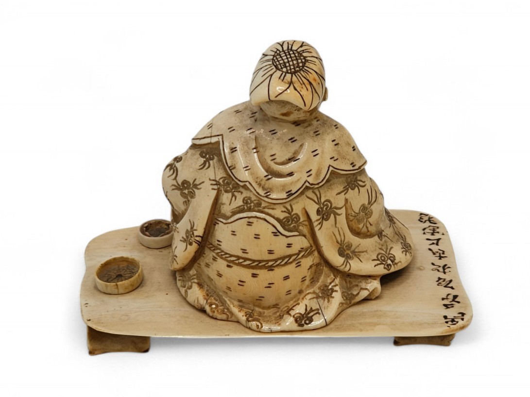 Dinastia Qing, Scultura cinese in avorio di elefante raffigurante personaggio maschile anziano