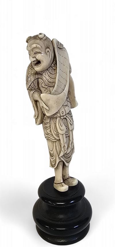 Netsuke giapponese, scultura in avorio d’elefante (Elephas maximus o Loxodonta africana), periodo...