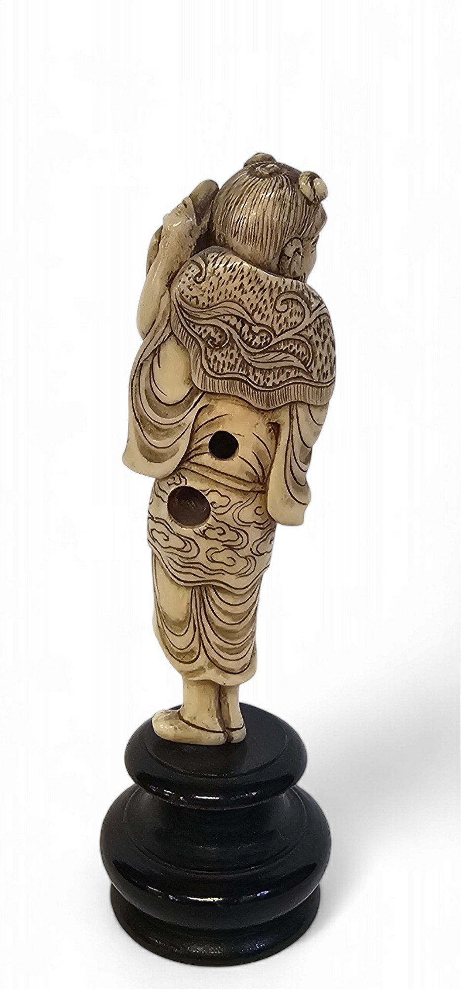 Netsuke giapponese, scultura in avorio d’elefante (Elephas maximus o Loxodonta africana), periodo...