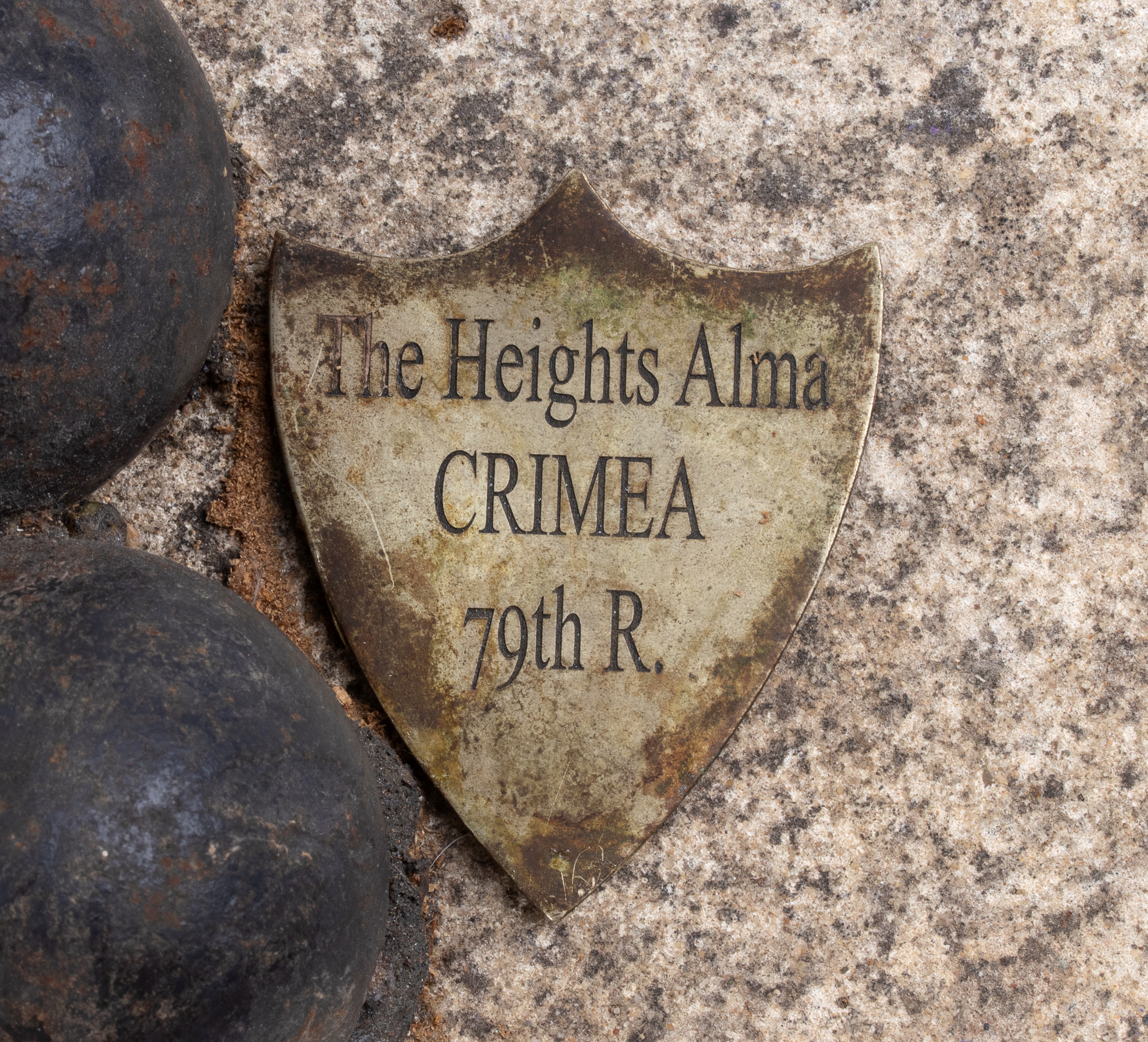 Memoriale della Guerra di Crimea, elemento commemorativo in pietra con iscrizione “The Heights Al...