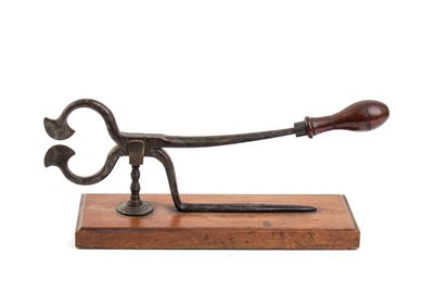 XIX secolo, Pinza vittoriana per tagliare coni di zucchero (ferro battuto e manico in legno)