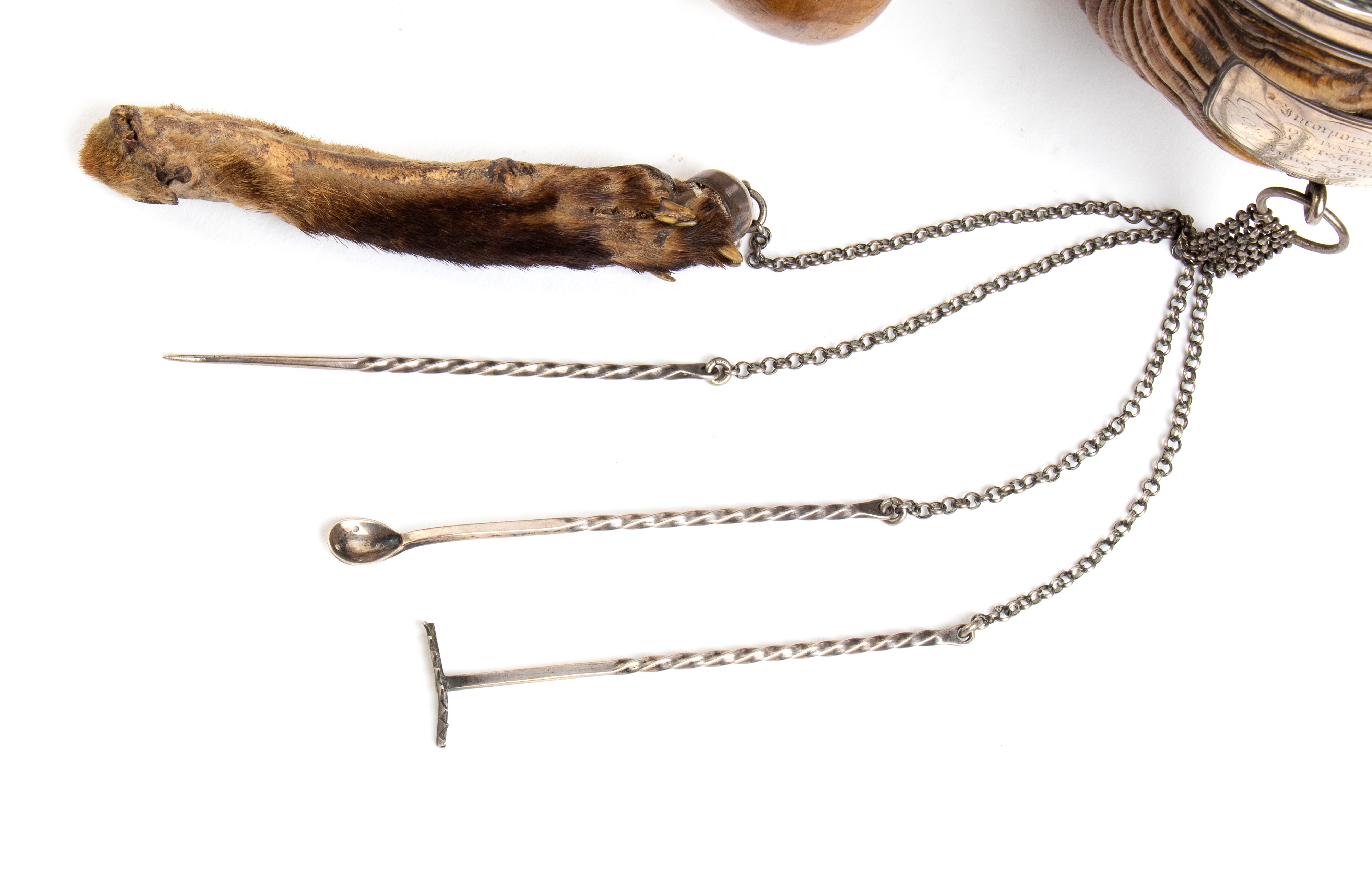 Tabacchiera da tavolo scozzese, corno d’ariete con montature in argento (XVI secolo)