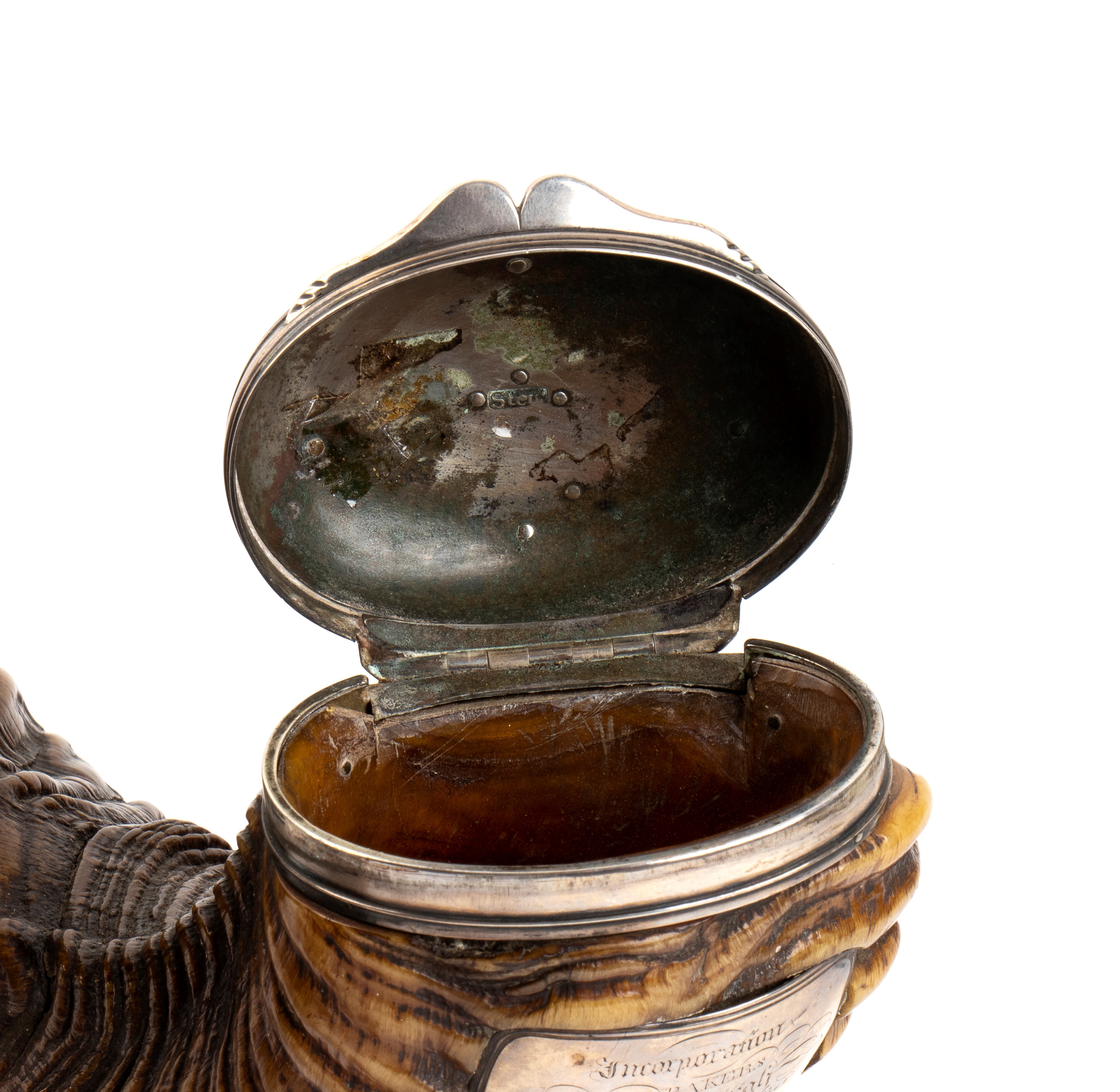 Tabacchiera da tavolo scozzese, corno d’ariete con montature in argento (XVI secolo)