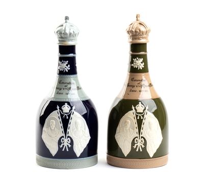 Coppia di bottiglie inglesi per l’incoronazione di Re Giorgio V, ceramica smaltata, 1911
