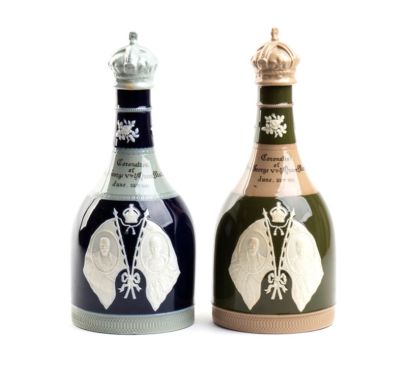 Coppia di bottiglie inglesi per l’incoronazione di Re Giorgio V, ceramica smaltata, 1911