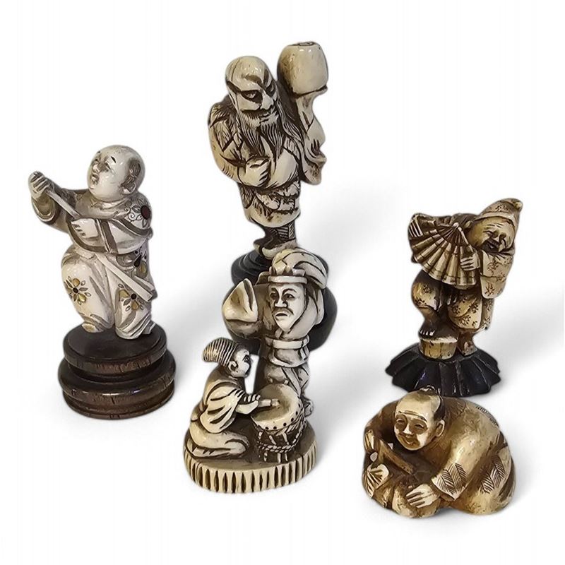 Gruppo di cinque netsuke giapponesi in avorio di elefante, periodo Meiji (1868-1912)