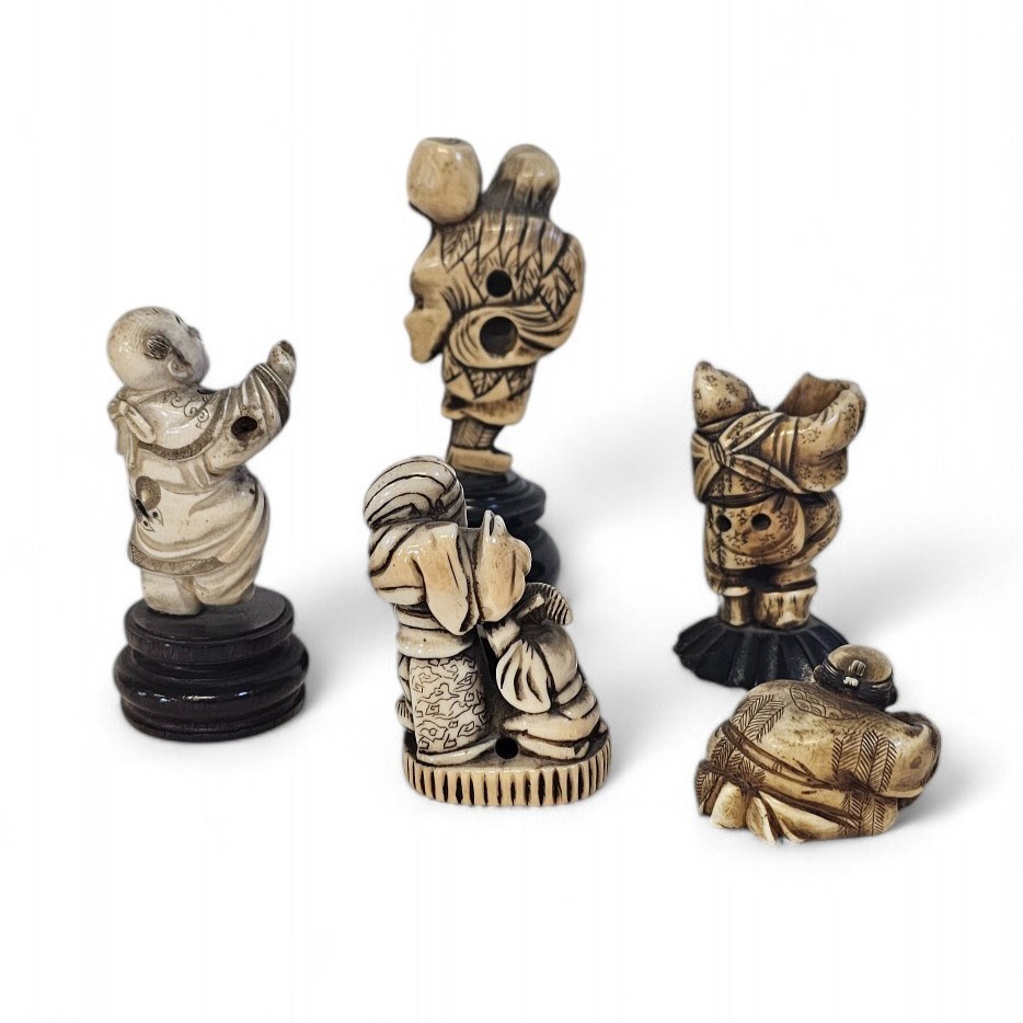 Gruppo di cinque netsuke giapponesi in avorio di elefante, periodo Meiji (1868-1912)