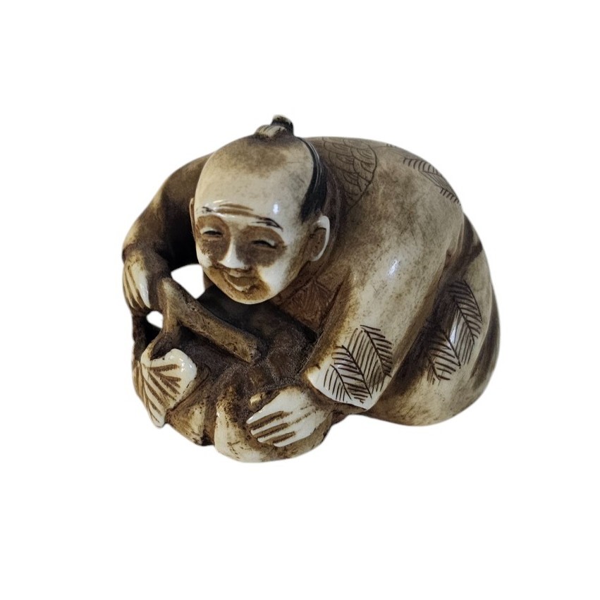 Gruppo di cinque netsuke giapponesi in avorio di elefante, periodo Meiji (1868-1912)