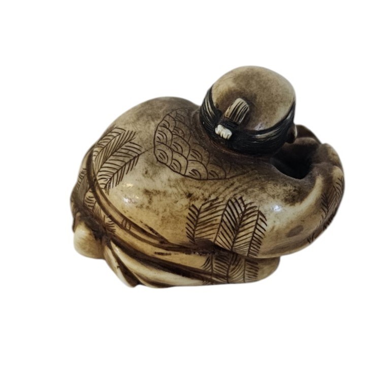 Gruppo di cinque netsuke giapponesi in avorio di elefante, periodo Meiji (1868-1912)