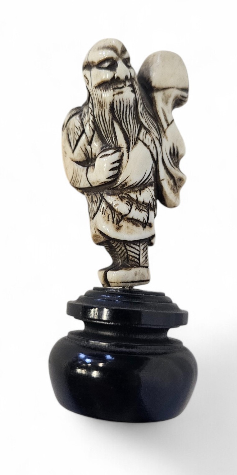 Gruppo di cinque netsuke giapponesi in avorio di elefante, periodo Meiji (1868-1912)