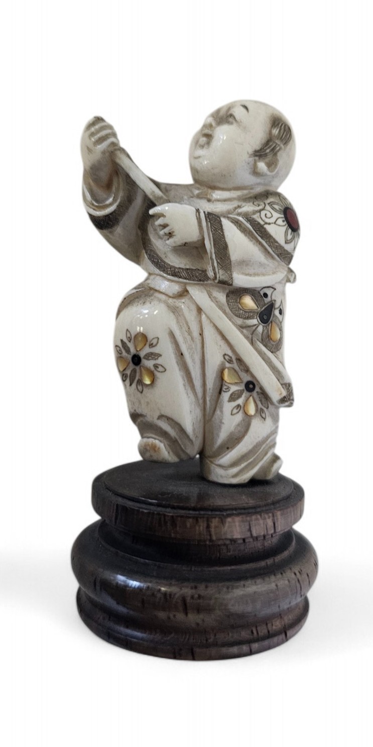 Gruppo di cinque netsuke giapponesi in avorio di elefante, periodo Meiji (1868-1912)