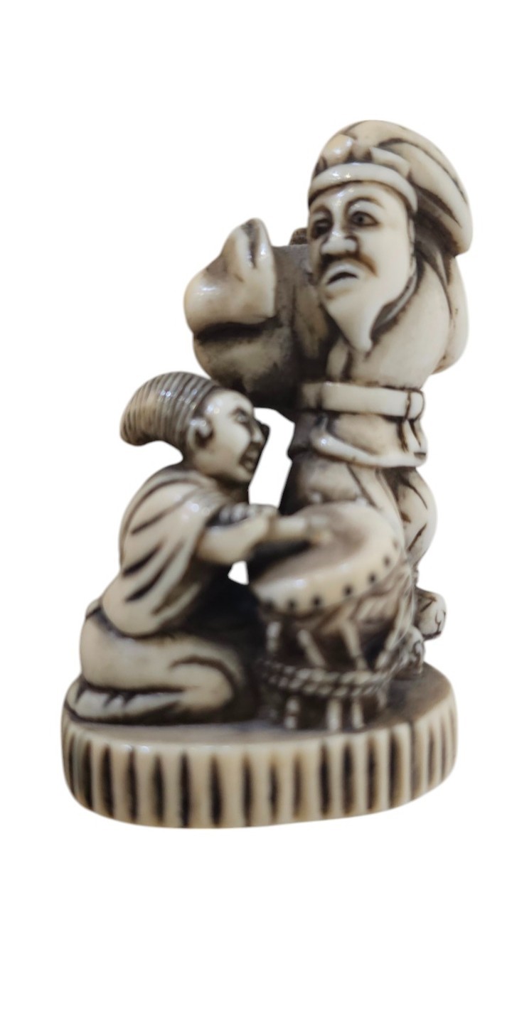 Gruppo di cinque netsuke giapponesi in avorio di elefante, periodo Meiji (1868-1912)