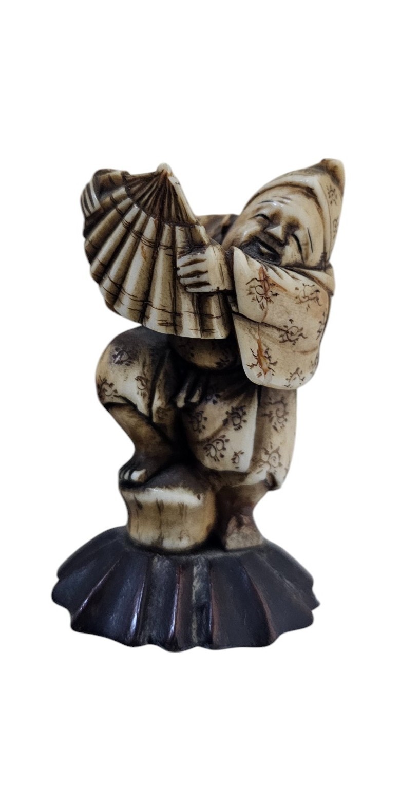 Gruppo di cinque netsuke giapponesi in avorio di elefante, periodo Meiji (1868-1912)