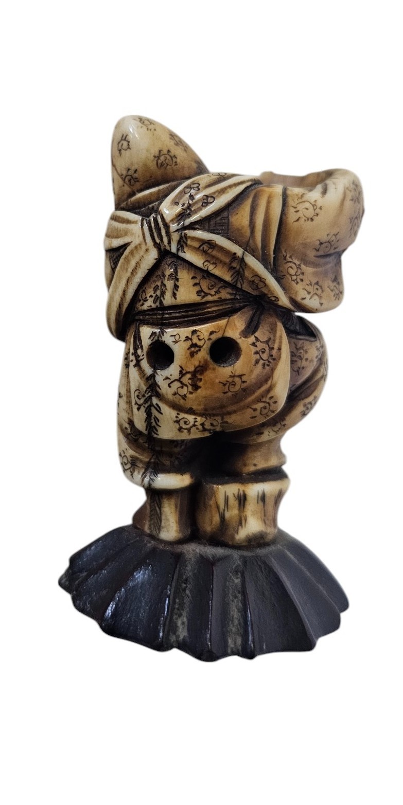 Gruppo di cinque netsuke giapponesi in avorio di elefante, periodo Meiji (1868-1912)