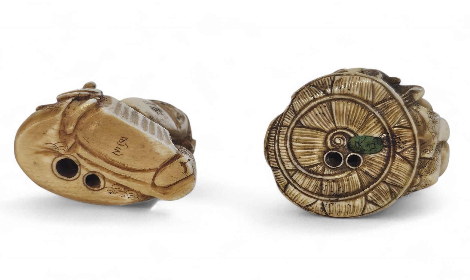 Anonimo, Due netsuke giapponesi in avorio marino (Periodo Meiji, 1868-1912)