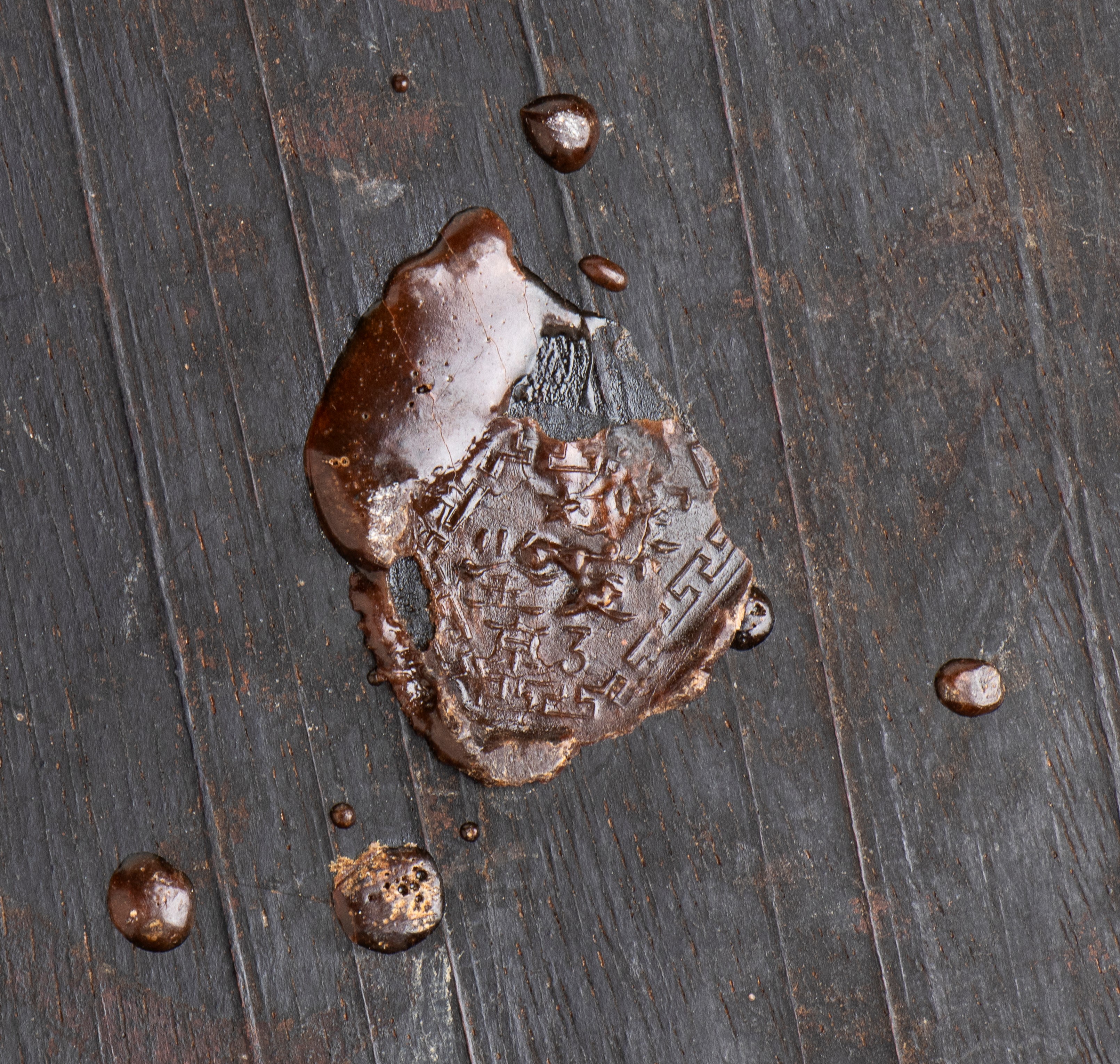 Coppia di elementi ornamentali in legno