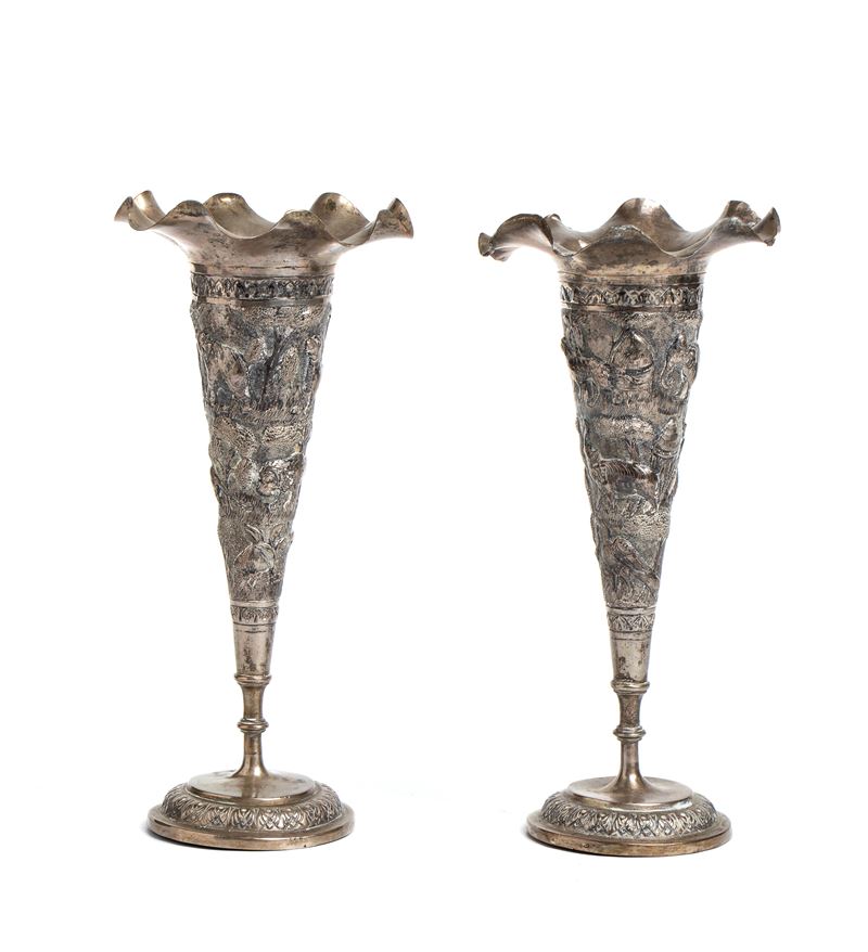Coppia di vasi argentati